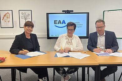 Unterzeichnung der EAA-Verträge: (v. r. n. l.): Ira Kummrow (Abteilungsleiter*in Kompetenzzentrum für Vermittlung und Integration der BBW-Leipzig-Gruppe), Heike Horn-Pittroff (Fachbereichsleiter*in FB 3 KSV-Integrationsamt) und Bastian Schmiedel (Kaufmännische*r Geschäftsführer*in BBW-Leipzig-Gruppe)