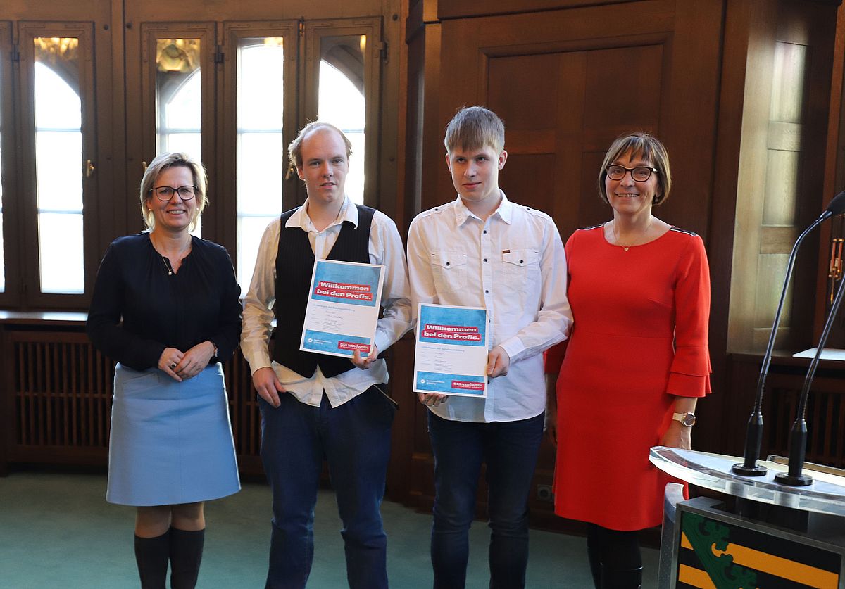 Gruppenfoto Praxisbaustein-Urkunden überreicht